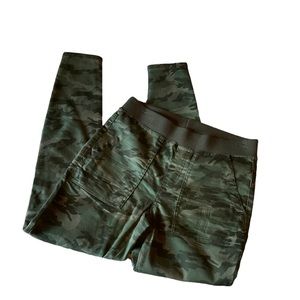 No boundaries camouflaged jeggings . Size Medium 7-9 juniors